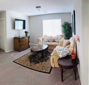 Una televisión, una oficina