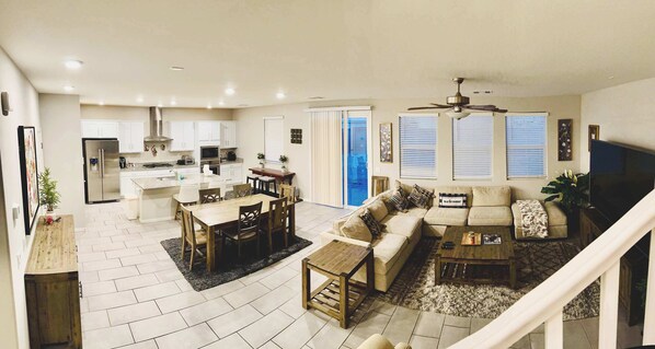 Una televisión, una oficina