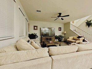 Una televisión, una oficina