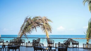 A seaside terrace with wicker furniture and a view of the ocean. - Dream of Zanzibar (Uroa)