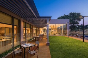 Outdoor dining - Courtyard Tiruchirappalli (Tiruchirappalli)