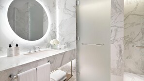 Bathroom - Intercontinental ABU Dhabi Residence (Abu Dhabi)