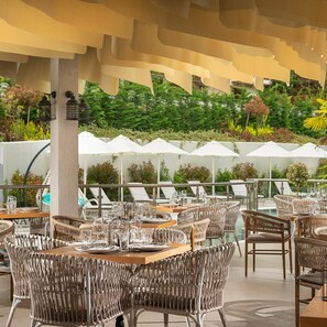 Outdoor dining - Siena Premium Retreat (Tsarevo)