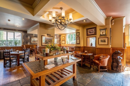 Restaurant. The Bears Paw Inn