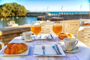 Outdoor dining - Hotel El Puerto (Mundaka)