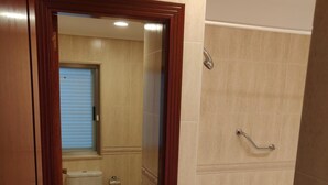 Un baño con inodoro, lavabo y bañera.