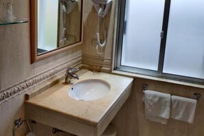 A bathroom with a sink, mirror, and towel rack. - Hotel Chef Rivera (Padron)