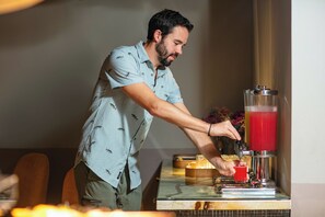 Iemand bedient een drankautomaat in een bar.