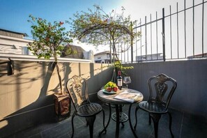 Outdoor dining - Hanoi Lion Boutique Hotel (Hanoi)