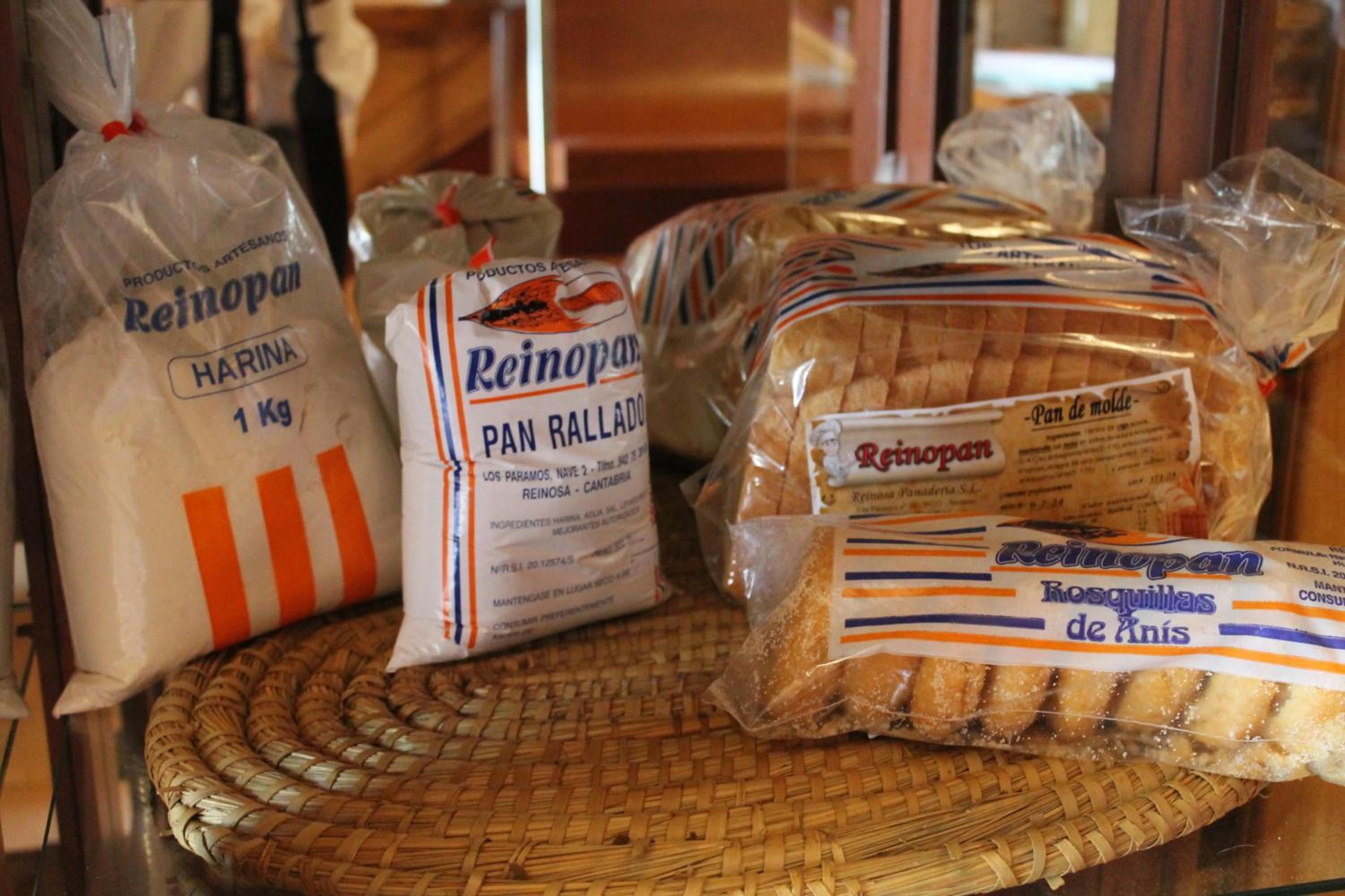 Diversos productos de pan empaquetados sobre una estera tejida.