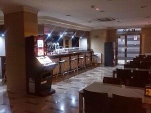 Bar (on property) - Hotel Reina Isabel (Medina del Campo)