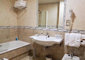 Bathroom - Hotel Reina Isabel (Medina del Campo)