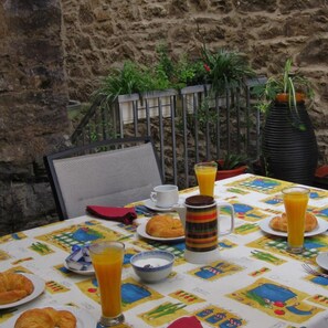 Outdoor dining - Hotel Ormazabal (Bergara)
