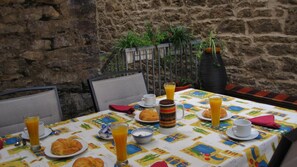 Outdoor dining - Hotel Ormazabal (Bergara)