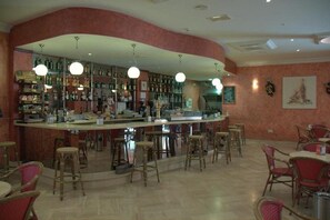 Bar (on property) - Hotel los Girasoles (Valencina de la Concepcion)