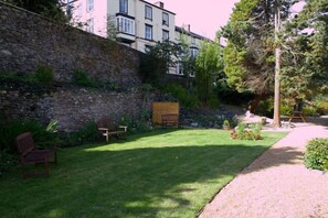 Property grounds - The Hand Hotel (Llangollen)