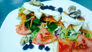 A salad with various vegetables and toppings. - Hotel El Emigrante (Villanueva de la Serena)