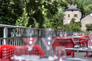 Outdoor dining - Hotel Restaurant Les 2 Rives (Banassac)