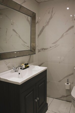 Bathroom - Leighinmohr House Hotel (Ballymena)