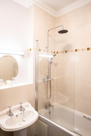 Bathroom - Manor Parc Hotel (Cardiff)