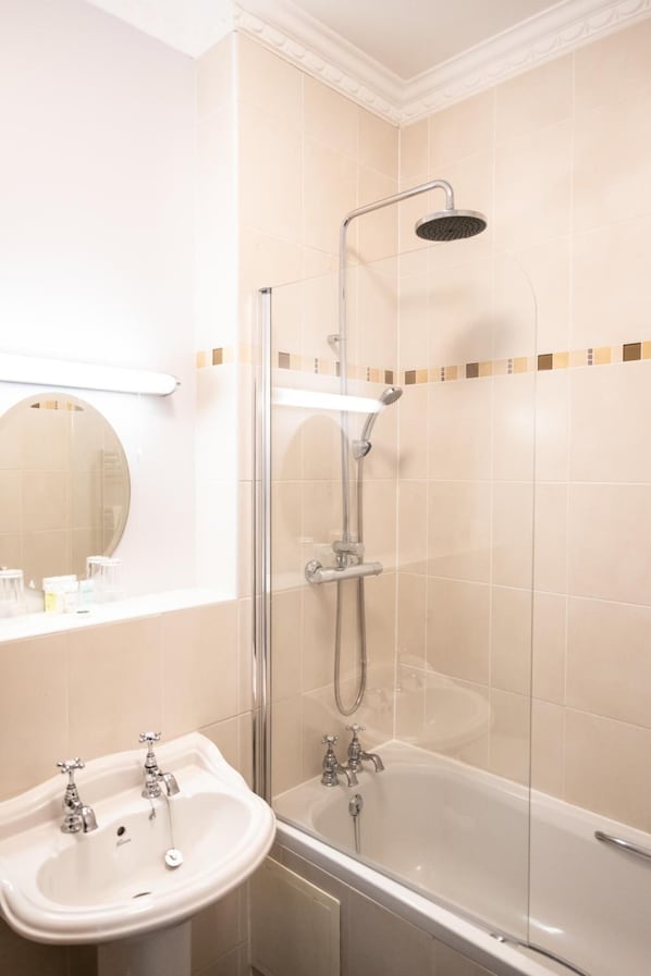 Bathroom - Manor Parc Hotel (Cardiff)