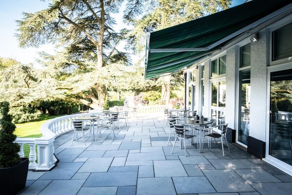 Outdoor dining - Manor Parc Hotel (Cardiff)