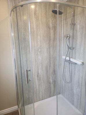 Bathroom - The Royal Court Hotel (Portrush)