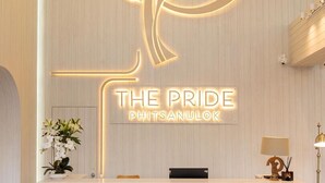 Ein Empfangsschalter mit Logo, einer Pflanze, einer Lampe und einem wandmontierten Gerät.