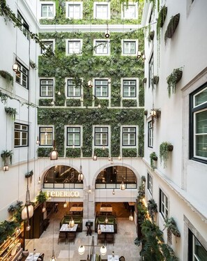 Outdoor dining - Palacio Ludovice (Lisbon)