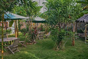 Outdoor dining - Ayu Hotel Karimunjawa (Karimun Jawa)