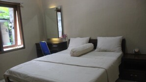Un dormitorio con cama, cómoda, espejo y ventana.