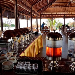 Outdoor dining - Padadita Beach Hotel (Waingapu)
