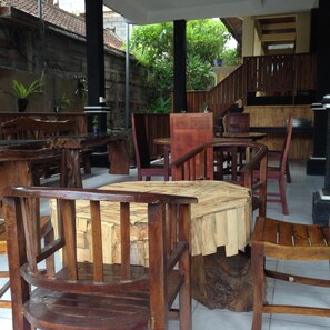 Outdoor dining - Hotel Dupa (Buleleng)