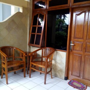 Outdoor dining - Hotel Dupa (Buleleng)