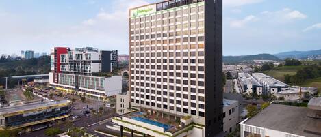 Un hôtel Holiday Inn au design moderne, doté d’une piscine sur le toit et offrant une vue sur le paysage urbain environnant.