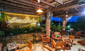 รับประทานอาหารกลางแจ้ง