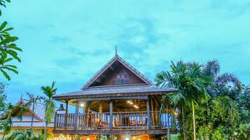 المنشأة من الخارج