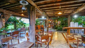 تناول الطعام بالخارج