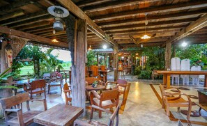Outdoor dining - Huen San Fang Hotel (Fang)