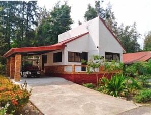 A single-story house with a red roof, white walls, and a covered porch. - Seapine Beach Golf and Resort Hua Hin (Hua Hin)