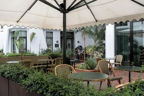 Outdoor dining - La Maison Palmier (Abidjan)
