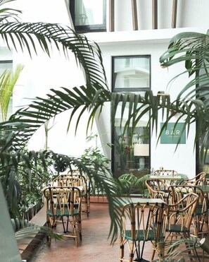 Outdoor dining - La Maison Palmier (Abidjan)