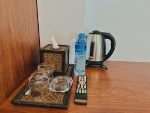 Kopi dan/atau alat penyeduh kopi