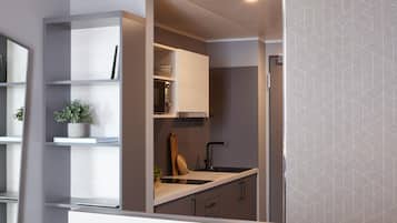 Una cucina moderna con elettrodomestici integrati, un piano di lavoro e una schiena-schermo.