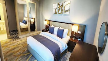 Quarto de hotel com uma cama grande, mesas de cabeceira com luminárias, um espelho e arte abstrata na parede.