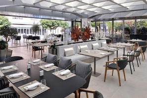 Dining - Cozy 1BR Getaway | Steps To Burj Khalifa + Pool & Parking (Dubai)