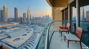 Outdoor dining - Cozy 1BR Getaway | Steps To Burj Khalifa + Pool & Parking (Dubai)
