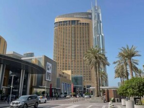 Exterior - Cozy 1BR Getaway | Steps To Burj Khalifa + Pool & Parking (Dubai)