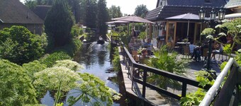 De Dames Van De Jonge Hotel