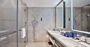 Bathroom - Renaissance Zhuhai Hotel (Zhuhai)